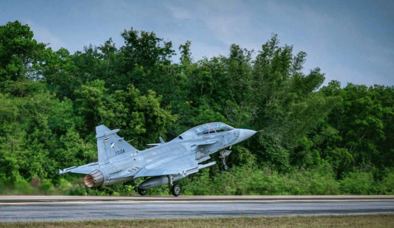 Angkatan Udara Thailand Uji Lepas Landas dan Mendarat Jet Tempur Gripen